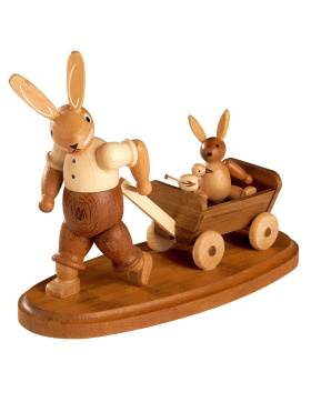 Oster Hase mit Kind auf Bollerwagen natur