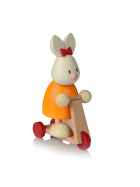 Kaninchen Emma auf Roller