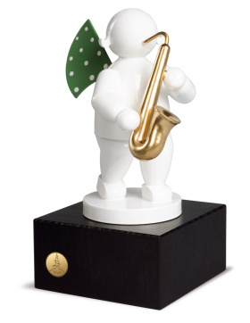 Engel mit Saxophon auf kleinem Sockel