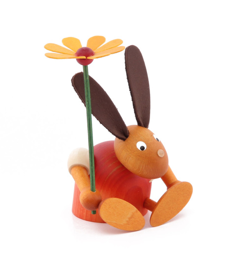 Hase mit Blume sitzend
