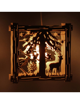 Fensterbild beleuchtet Rehbock im Wald