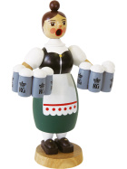 Räucherfrau Helga mit Maßkrügen